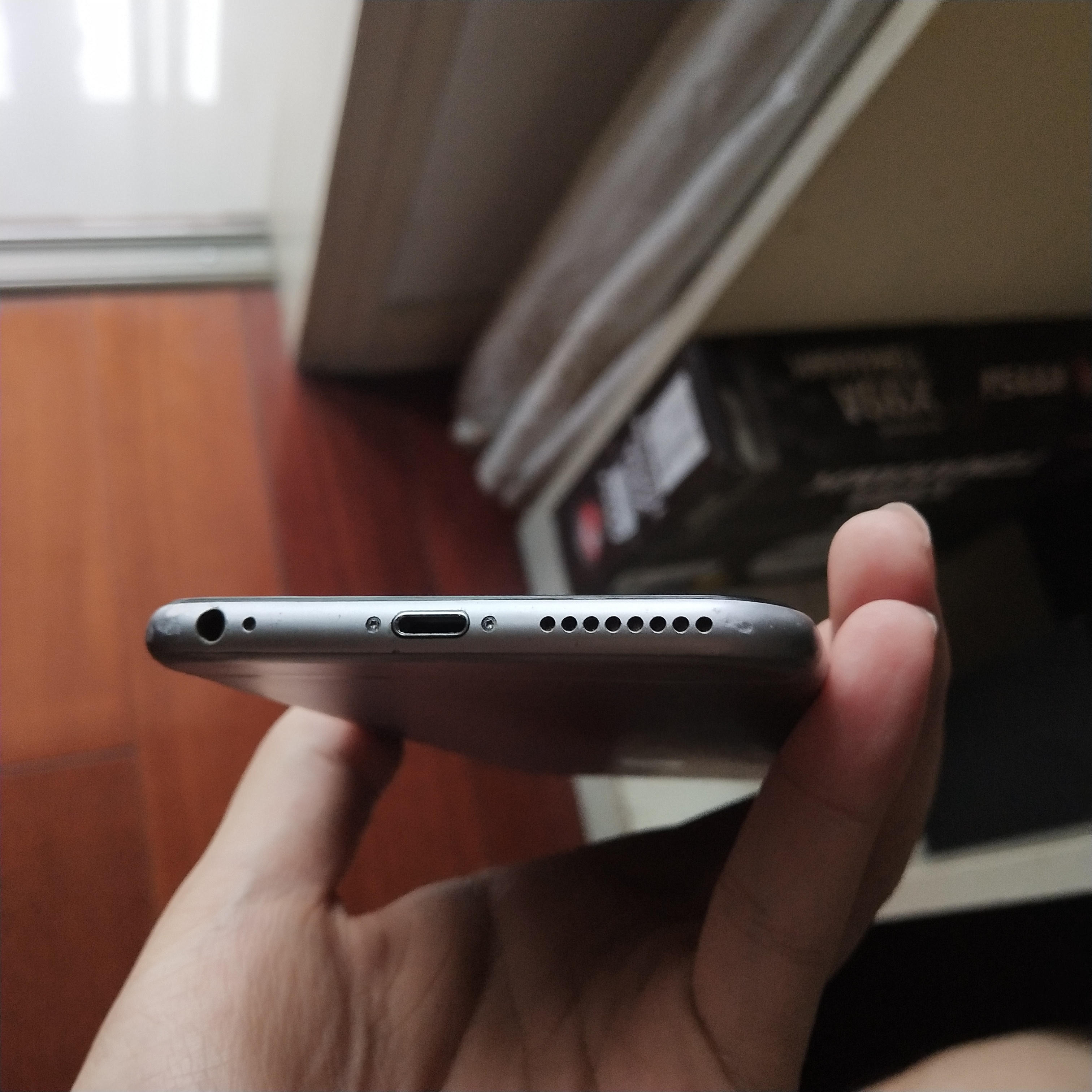 1600出一台叙利亚成色港行64黑6SP,屏幕后盖