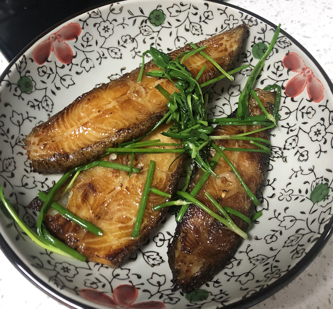 烤箱还没到位,不粘锅小火煎 酱鸦片鱼 , 味道很香