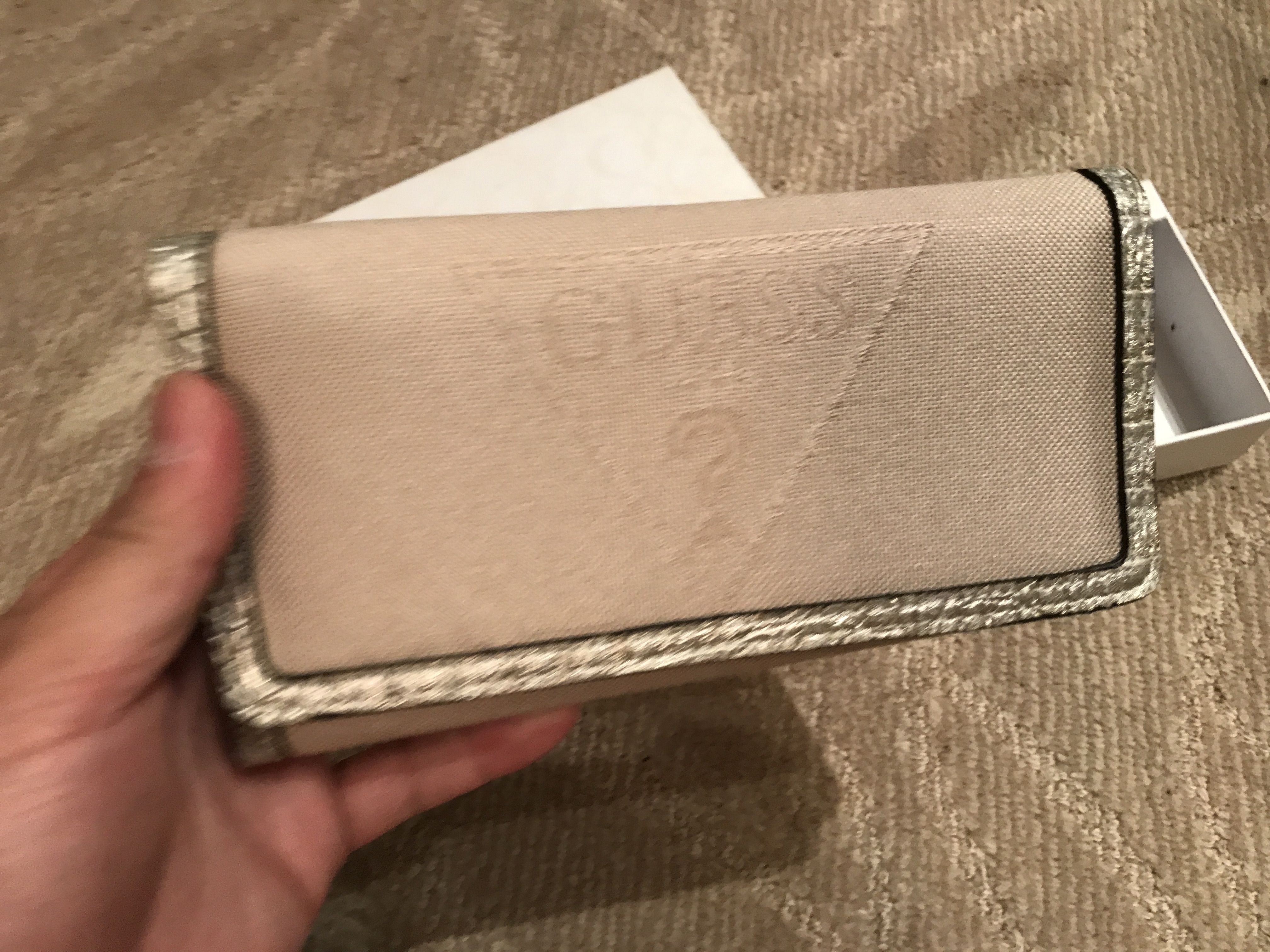 guess 钱包,这个是真品  唯一瑕疵 背后油条胶水一样的东西,用力擦擦