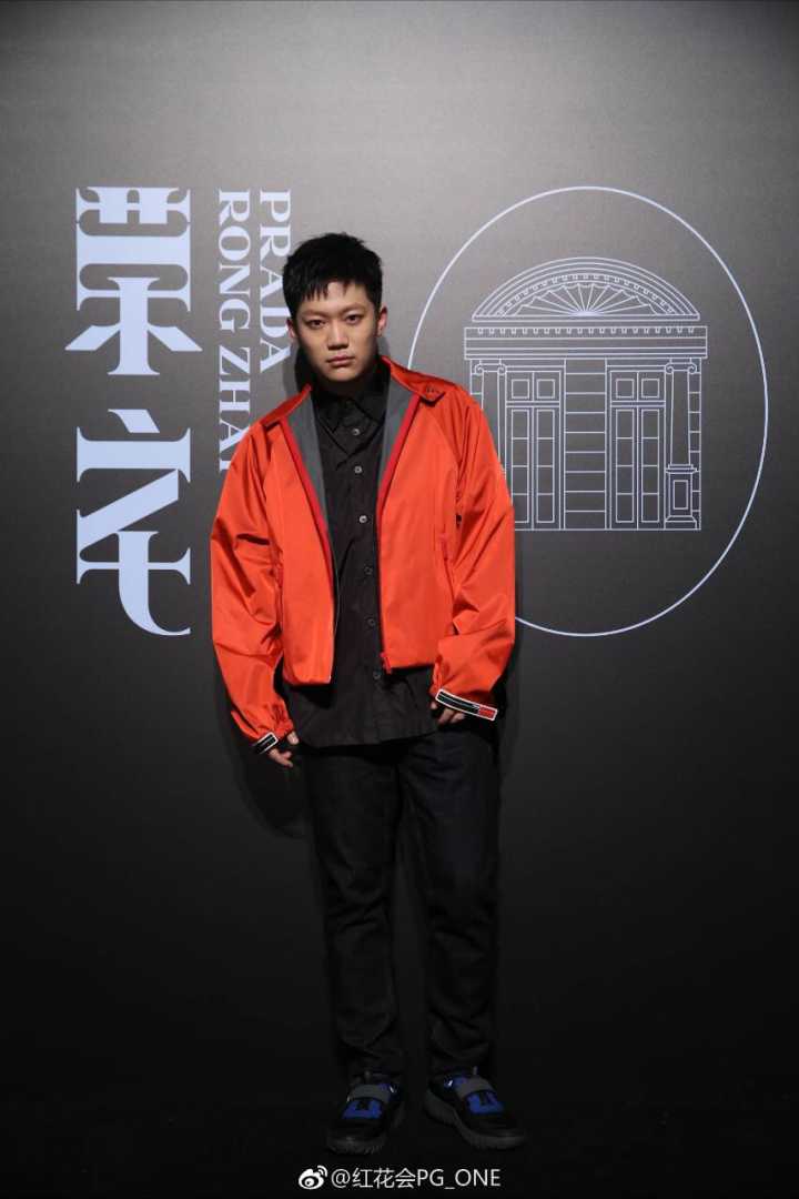 我觉得还不如王宝强帅了,更不用说胡歌 鹿晗那帮小鲜肉了.