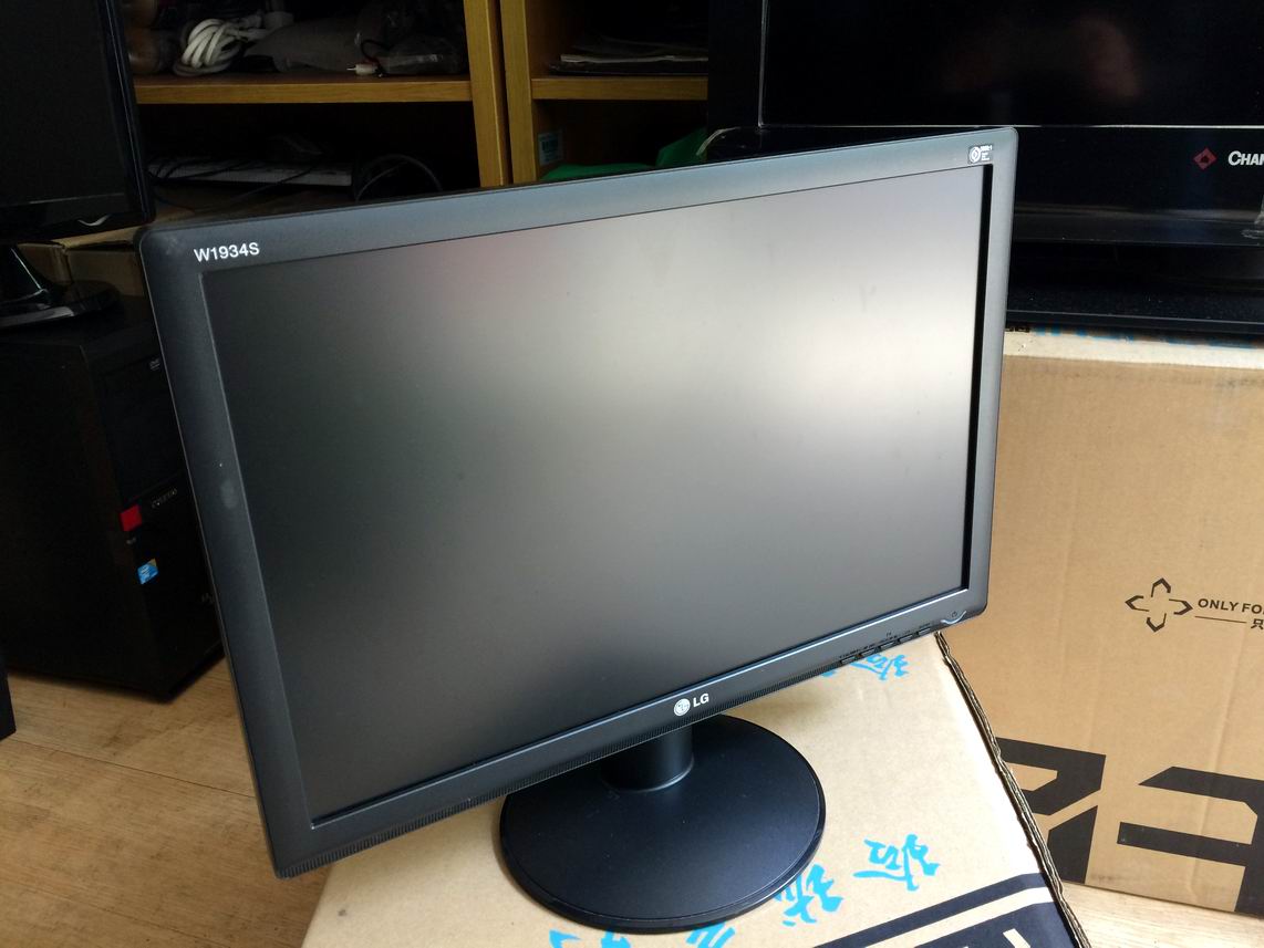 出一台lg19寸液晶显示器 屏幕中间有条亮线 黑色明显 其他颜色不明显!