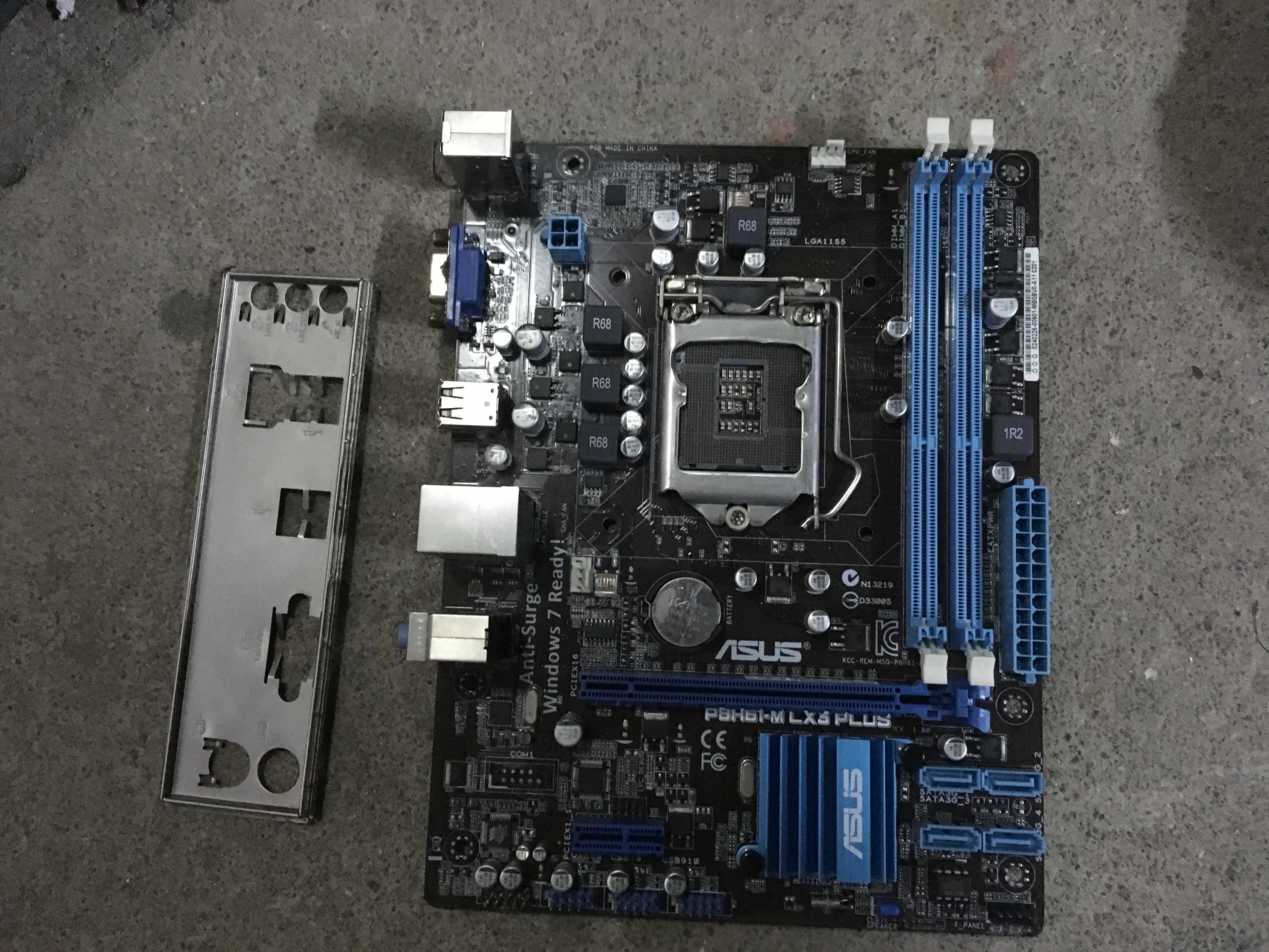 h61主板正常运行,当废板出售,当场测试,一张华硕h61,另一张滑稽h61,进