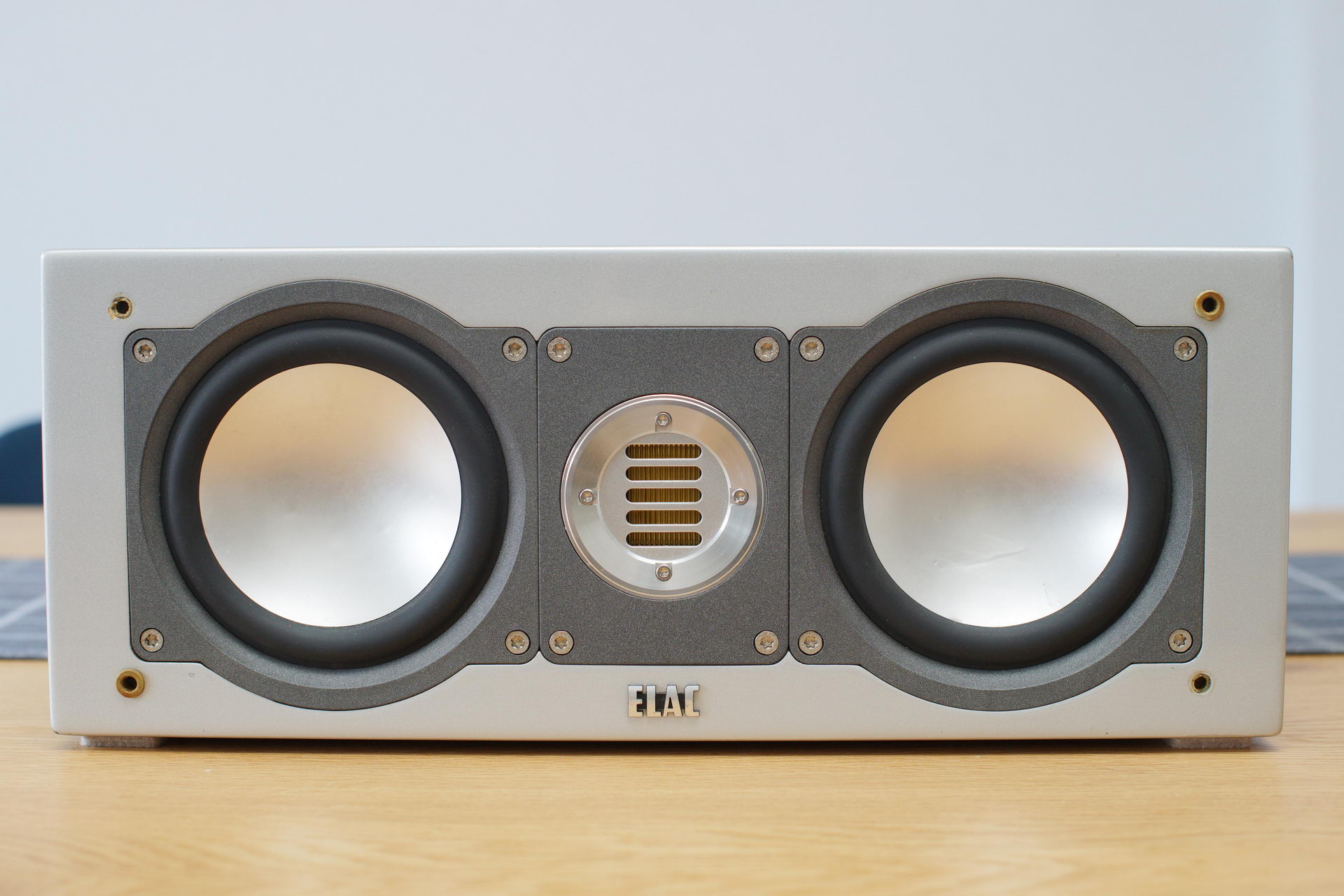 卖个德国原装意力中置音箱,当初7000买的,现在2300出