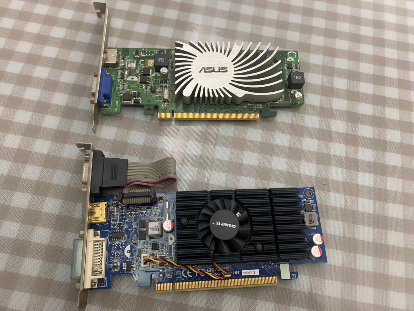 出2块显卡,华硕的hd7470(vga hdmi),技嘉的g210(vga dvi hdmi),60元